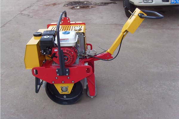 小型<a href='http://www.matchs.cn' target='_blank'>壓路機(jī)</a>